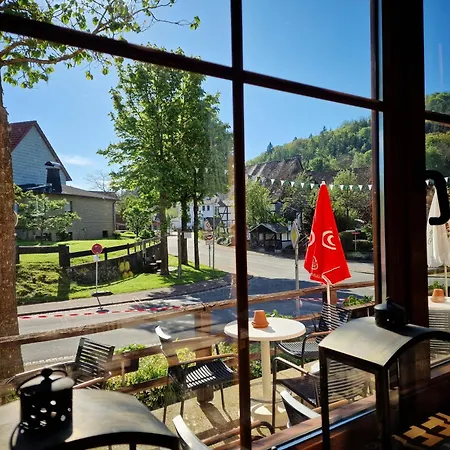 Zum Burghof فندق